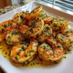 Close-up of succulent shrimp coated in rich garlic butter sauce and fresh parsley, ready for the Garlic butter shrimp recipe.